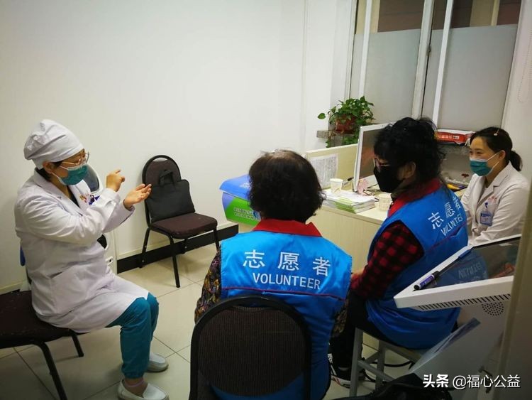 医院志愿者服务队,医院志愿者坚持上岗