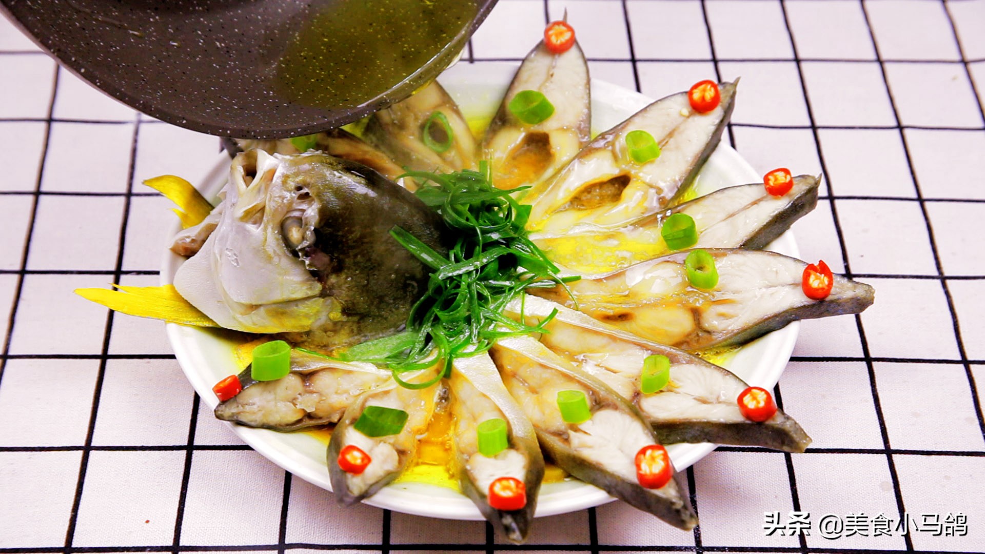 继续清理年货库存，教你做一道颜值爆表的清蒸鱼，晒朋友圈后火了