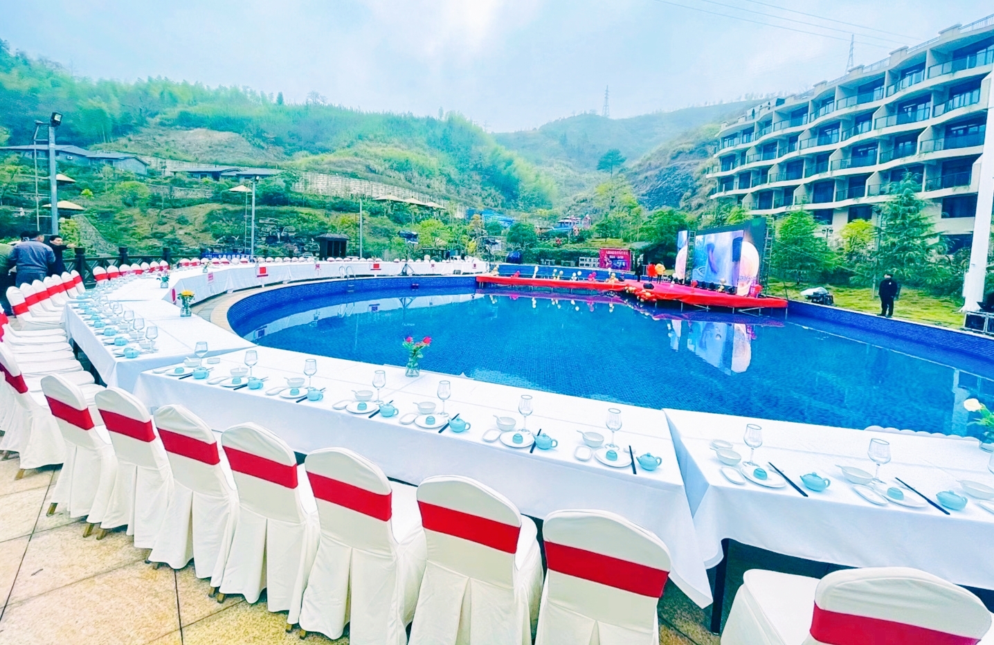 大盘山办了中国首场温泉上的药膳长桌宴