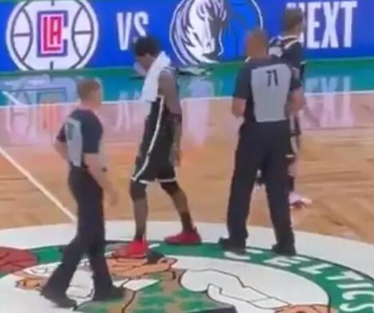 欧文球衣遭绿军球迷踩踏,欧文被垫脚退场原视频