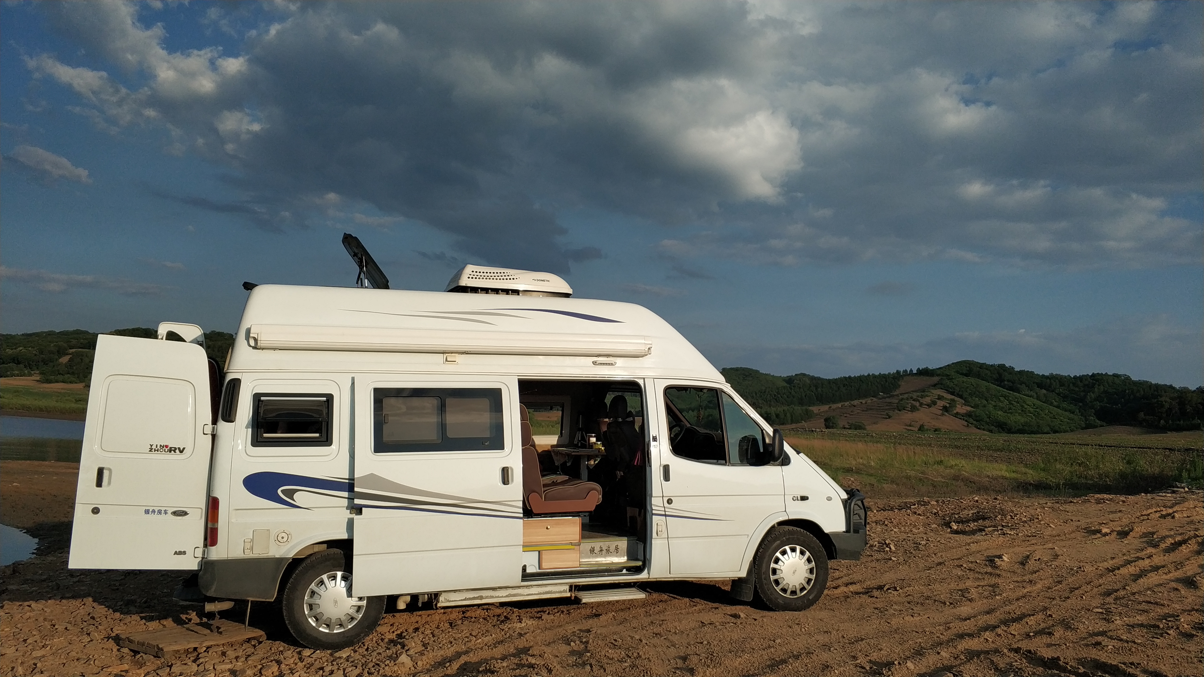 很惬意的路亚钓鱼,房车路亚野钓