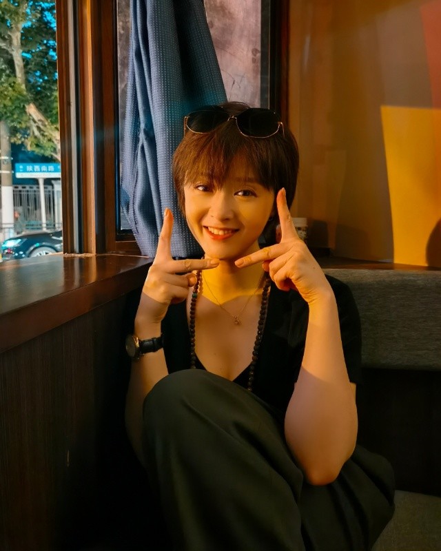 蒋欣与乘务员合照,蒋欣戴口罩墨镜帽子全副武装