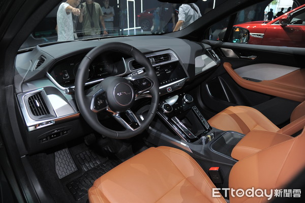 77万起！JaguarIPace400匹电动跑旅双车型登台