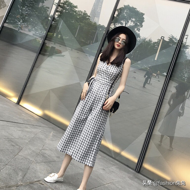 气质连体裤洋气减龄女人味十足,女人味十足的亮面连体裤搭配