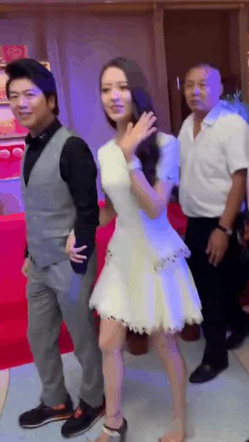 郎朗携爱妻出席活动大秀恩爱,郎朗与娇妻新婚后合体登台表演