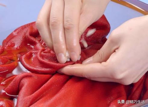 毛料衣服发霉怎么洗掉霉斑,发霉发黄的衣服怎么洗掉霉斑