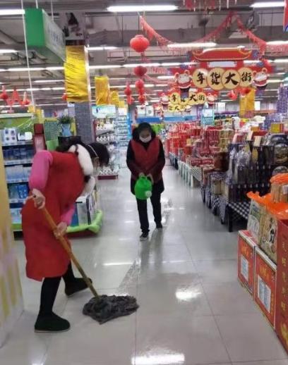 孩子调皮超市打碎罐头，工作人员的做法太到位，奶奶更是值得学习