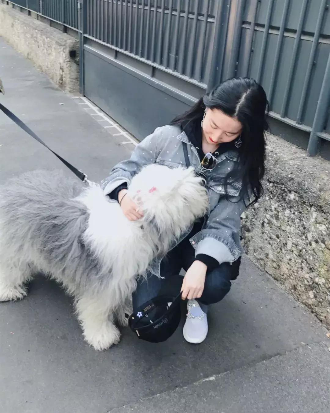 刘亦菲晒出游美照超迷人,32岁刘亦菲久违晒出最新美照