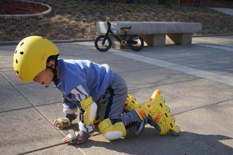 柒小佰轮滑鞋儿童6-12岁,轮滑就该这么玩