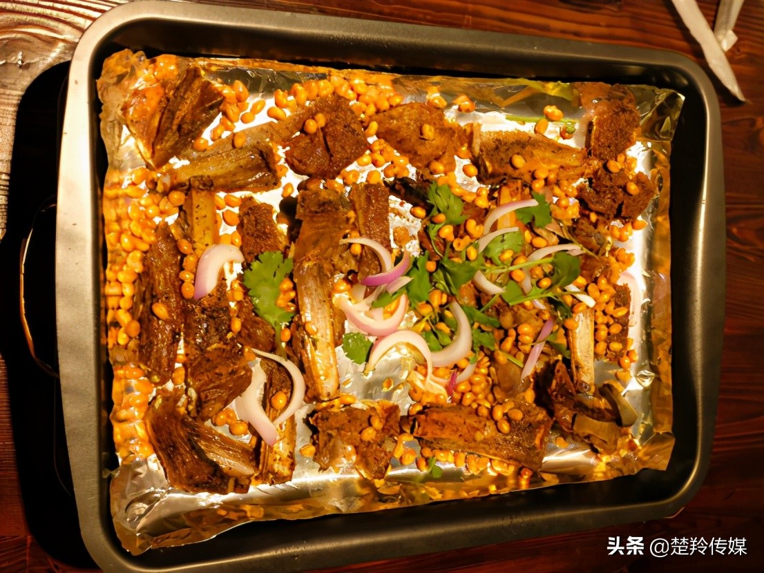 这家烤羊店太火了,襄阳流动烤全羊