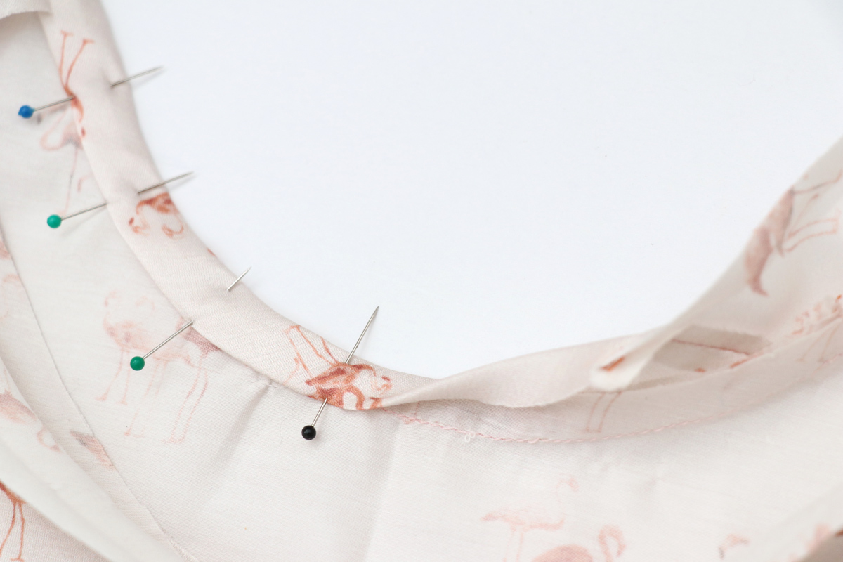 领口和领子的缝合方法,v领领口中间有三针平针缝合方法