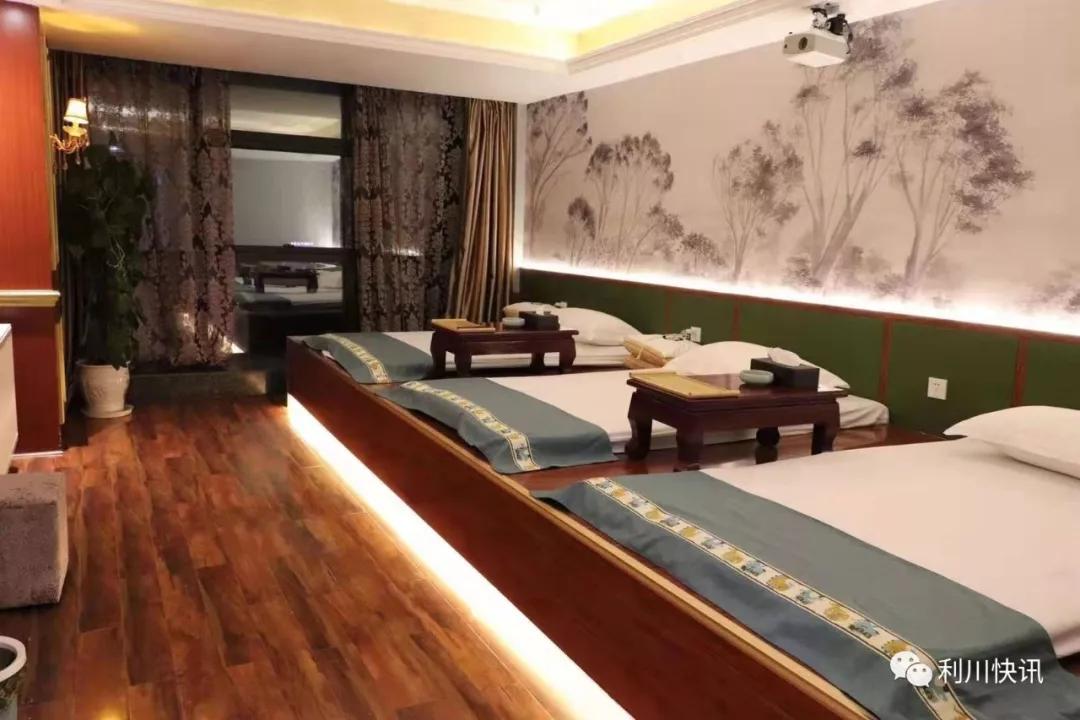 很多利川人到“东城路88号新世界国际酒店10楼”干什么了?