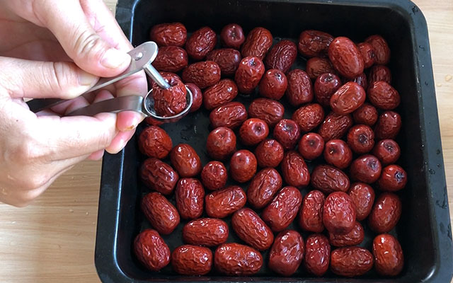 红枣干零食脆枣片做法,零食脆片的做法