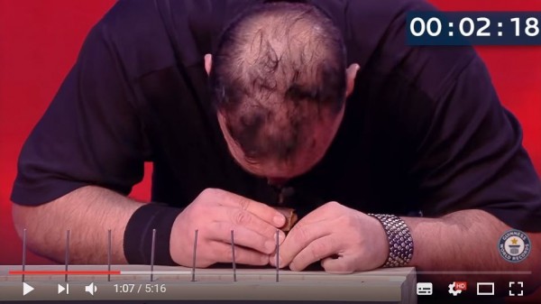 锤子哥造铁器,锤子哥砸钉子