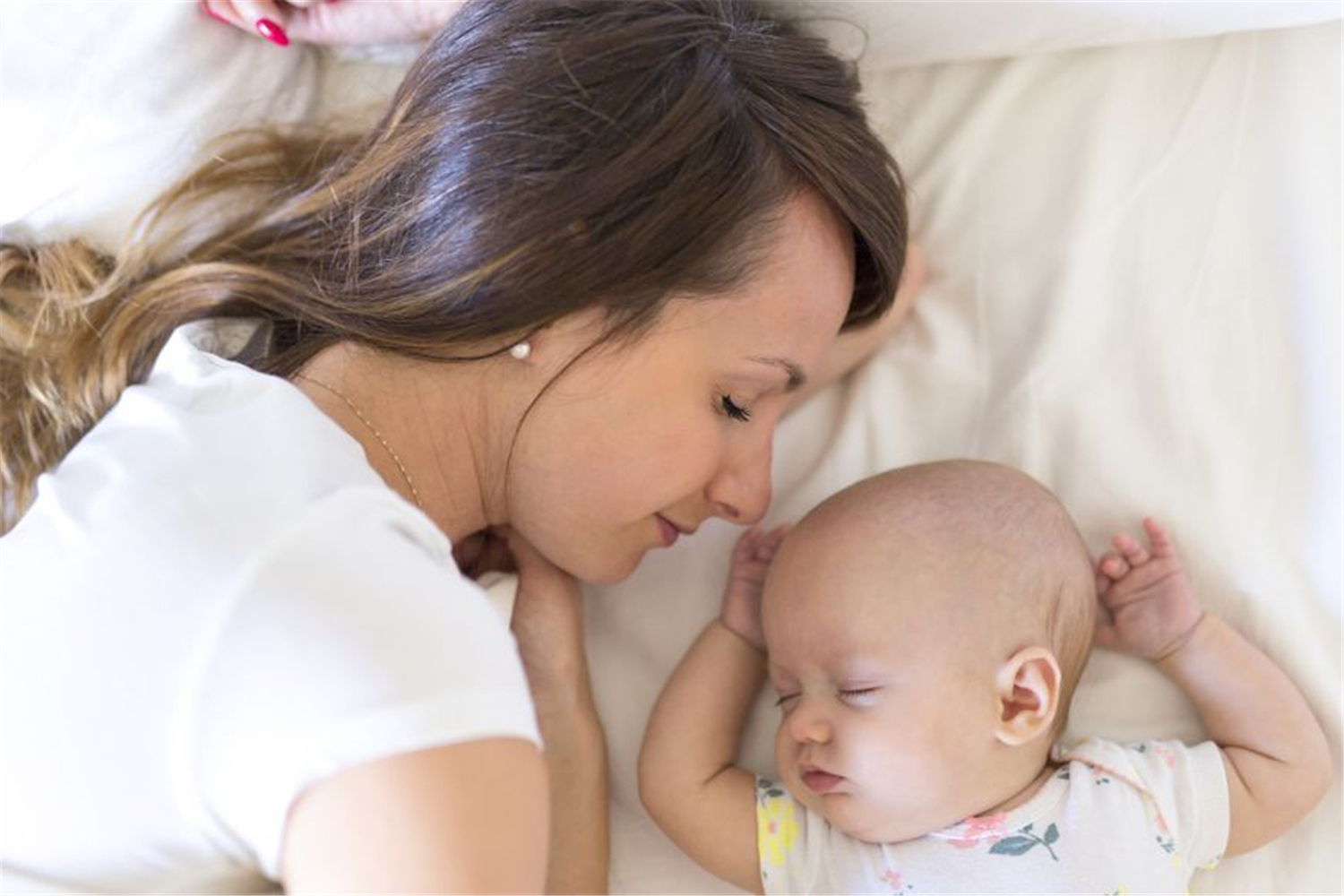 月子里睡不着心情烦躁,月子里很困睡不着怎么办