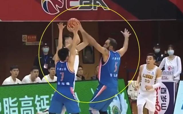 戏耍李春江的39号裁判身份揭秘！国际裁判，副教授职称，有论文