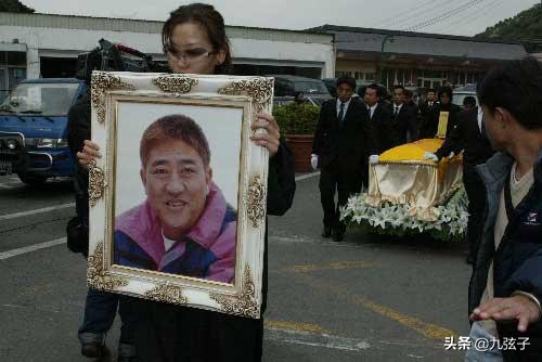 他飞过长城,他飞过黄河,他是中国的冒险王,他是娱乐圈中的大哥