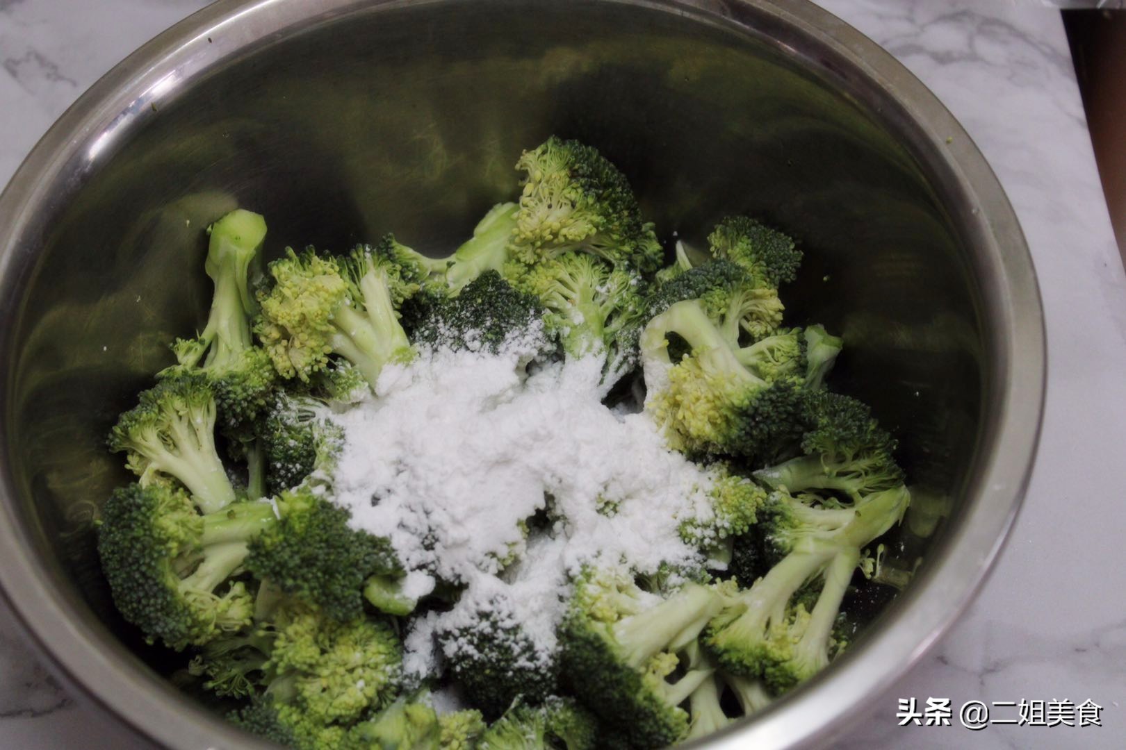 西兰花炒虾仁西兰花用不用焯水,凉拌西兰花怎么保持绿色