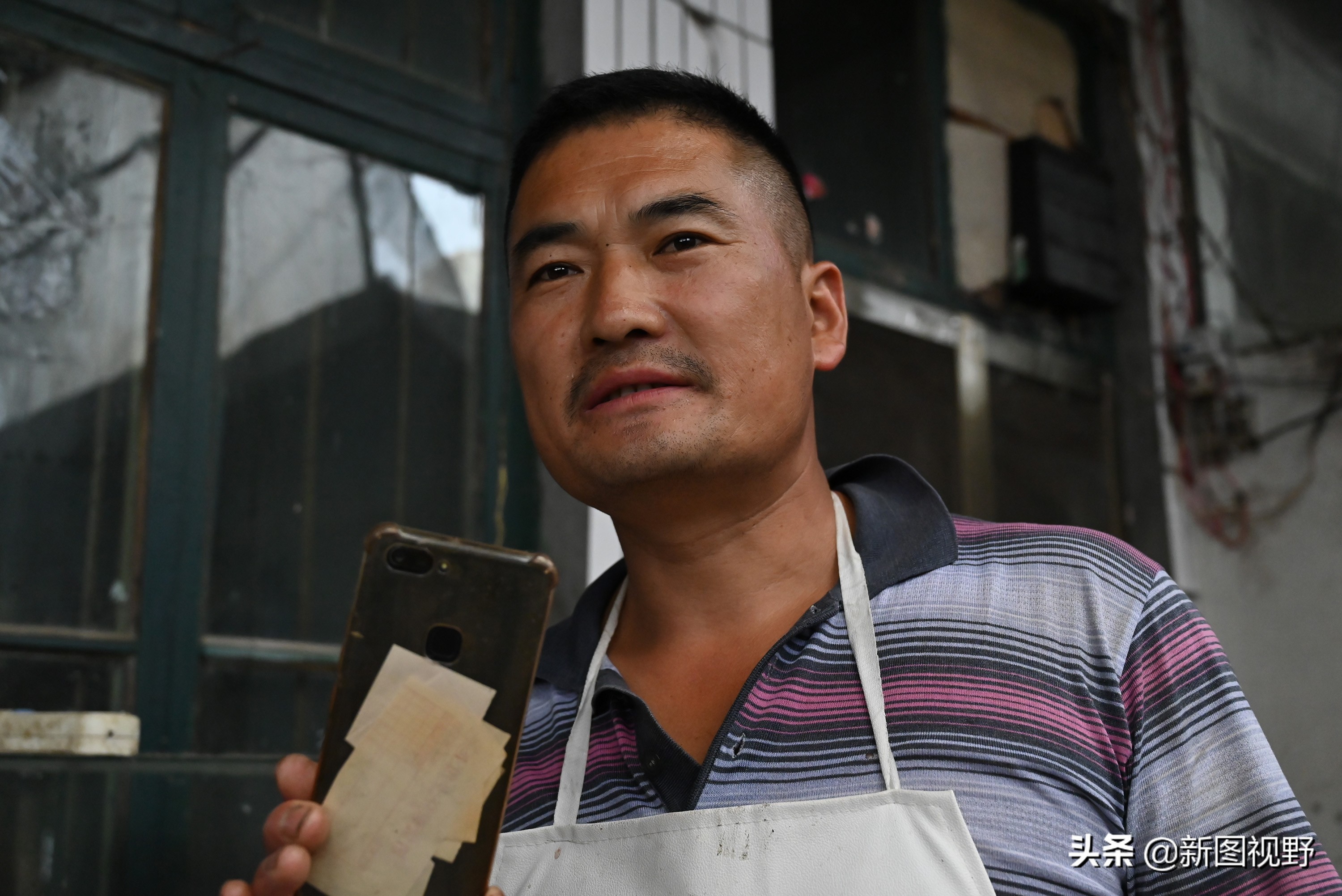 猪价下跌,夫妻“烤全猪”停烤2年后开烤,200斤烤肉出炉就卖光