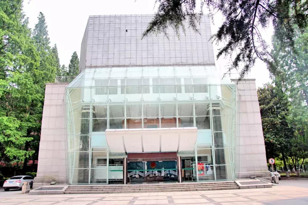 武昌这所低调的大学坐拥一线江景,教学楼窗外就是黄鹤楼