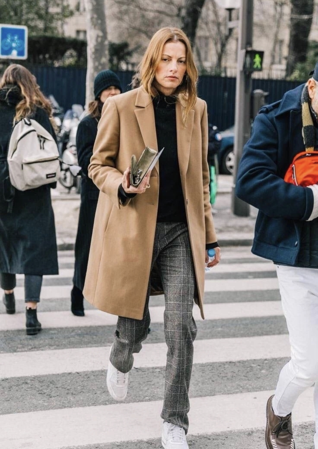 驼色大衣配黑色微喇裤,驼色大衣搭配黑色工装裤