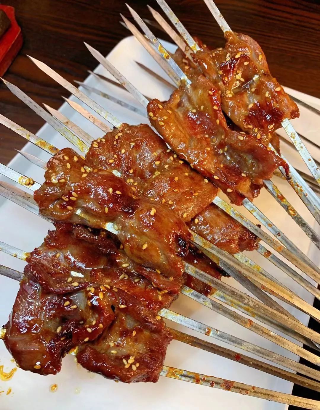 长春这家音乐串吧大块肉按斤称,崂山一元一瓶,青岛喝一箱送一箱