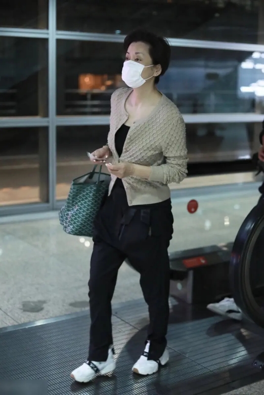 毛阿敏穿什么裤子,毛阿敏针织衫