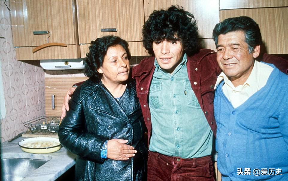 马拉多纳在看台上咆哮,马拉多纳最后一次回球场