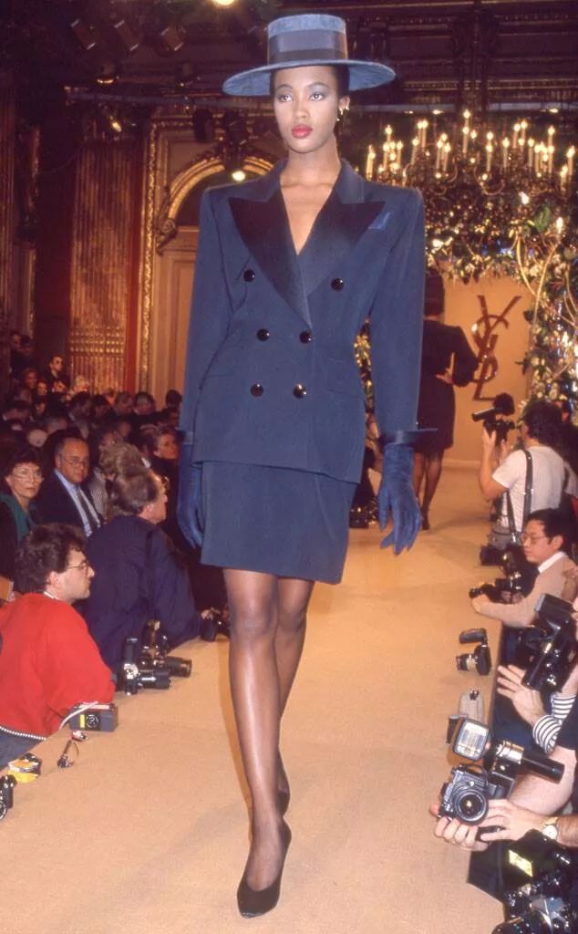 那个卖口红的YSL，教会女孩不色情的穿黑*袜丝**