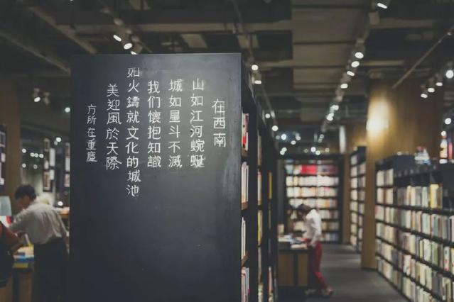 重庆周末适合读书的地方,世界读书日青年在图书馆看书