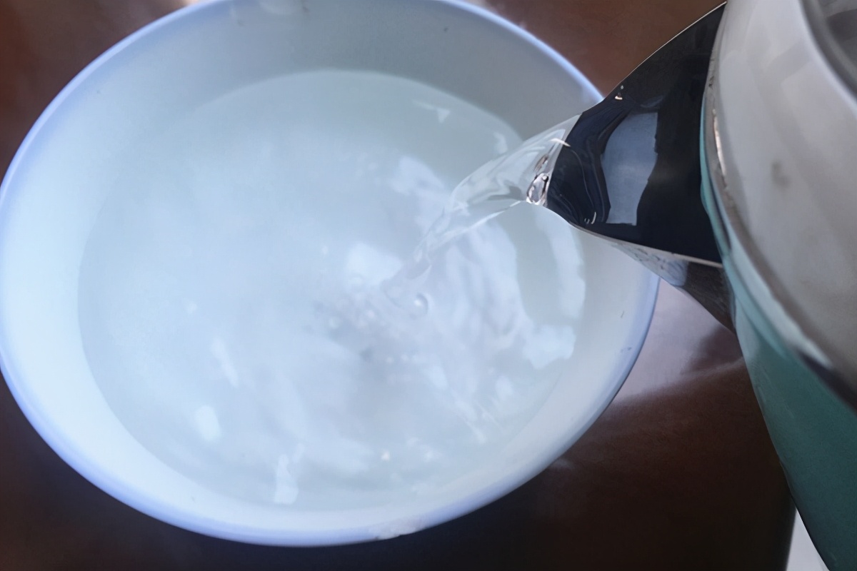 早上起床喝白开水好还是蜂蜜水好,早上空腹喝白开水好还是蜂蜜水好