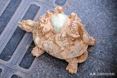 老头儿今天运气好，街边买到宝贝了？请大家帮忙鉴定下