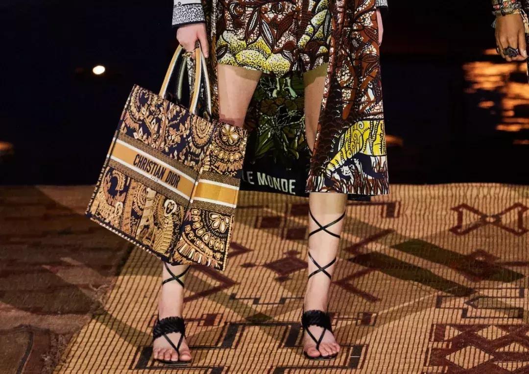 在摩洛哥皇宫，穿拖鞋看秀，是什么体验？