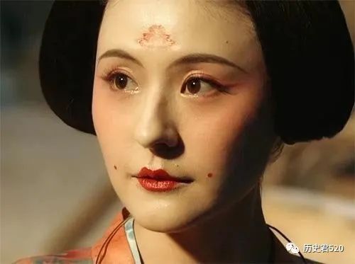 钢铁直男给女生化妆,钢铁直男化妆视频教程