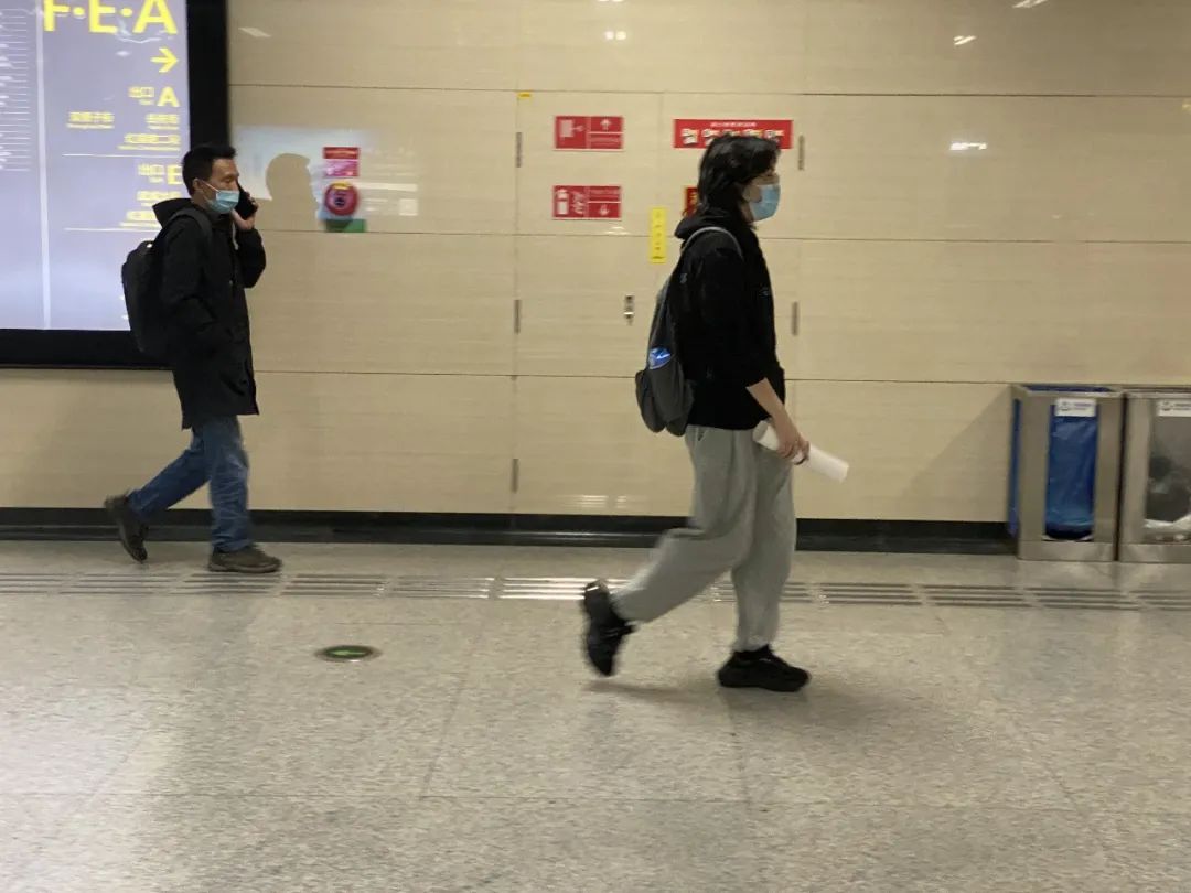 每个人的衣橱里都有一条灰色卫裤,每个人是不是都有一条灰色卫裤