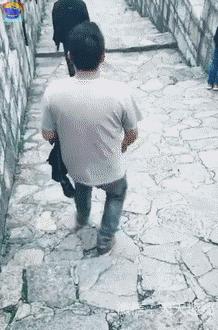 吓得娃儿们这个跑啊，绳子都拦不住哇