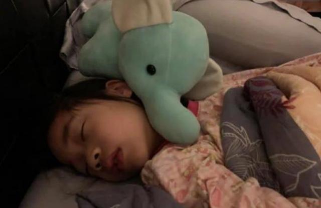 曹格女儿被喊妹妹,曹格的女儿蜡笔小新