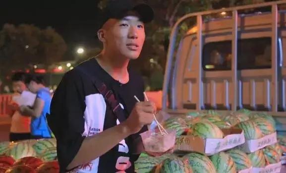 9岁丧父，家境贫寒，男孩被保送研究生后，一个决定感动所有人