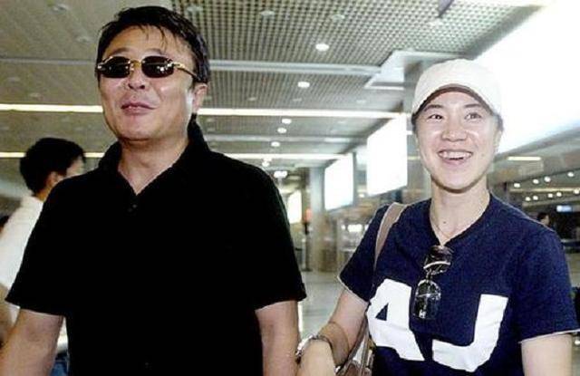 31岁“黑道老大”爱上乒乓女冠军，妻子患癌不离不弃，12年甜