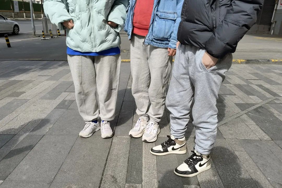 每个人的衣橱里都有一条灰色卫裤,每个人是不是都有一条灰色卫裤