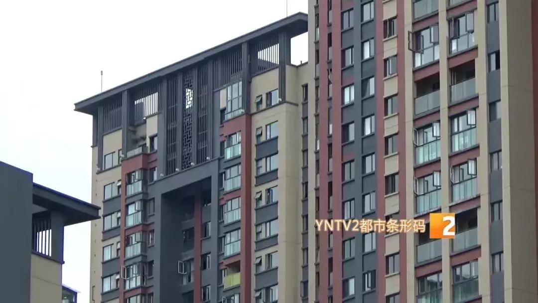 女子自称*迁拆**户，手上十几套房，结果产权证是P的……出事了！受骗租客警方喊你来报案