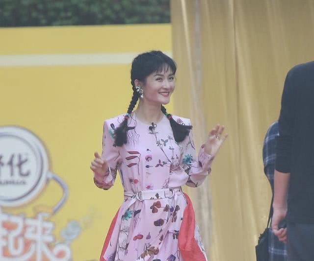 谢娜高级感宫廷裙,谢娜穿宽松连衣裙