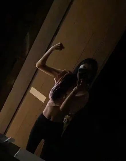 关晓彤的瘦腰秘籍,健美达人关晓彤马甲线实力抢镜