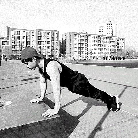 俯卧撑总塌下去怎么办,做俯卧撑如何克服塌腰问题