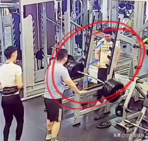 小哥挑战负重跑,负重深蹲杠铃100公斤挑战赛