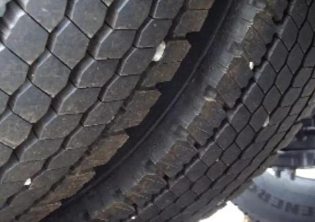 轮胎卡了很多石子怎么处理,汽车轮胎卡石子有什么办法