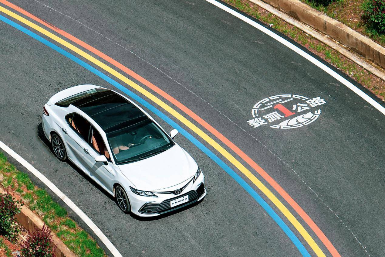 最新凯美瑞双擎混动版,凯美瑞混动领先版配置详解