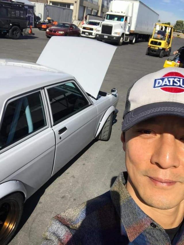 他16岁就开保时捷,曾因母亲重病放弃演戏,如今回归专为豪车代言