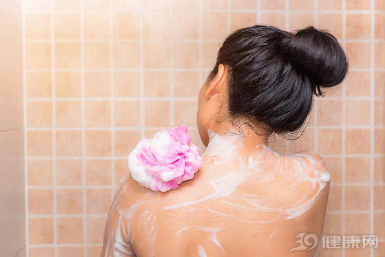 为什么女生洗澡喜欢“站着排尿”？可能带来3个健康问题，别害羞