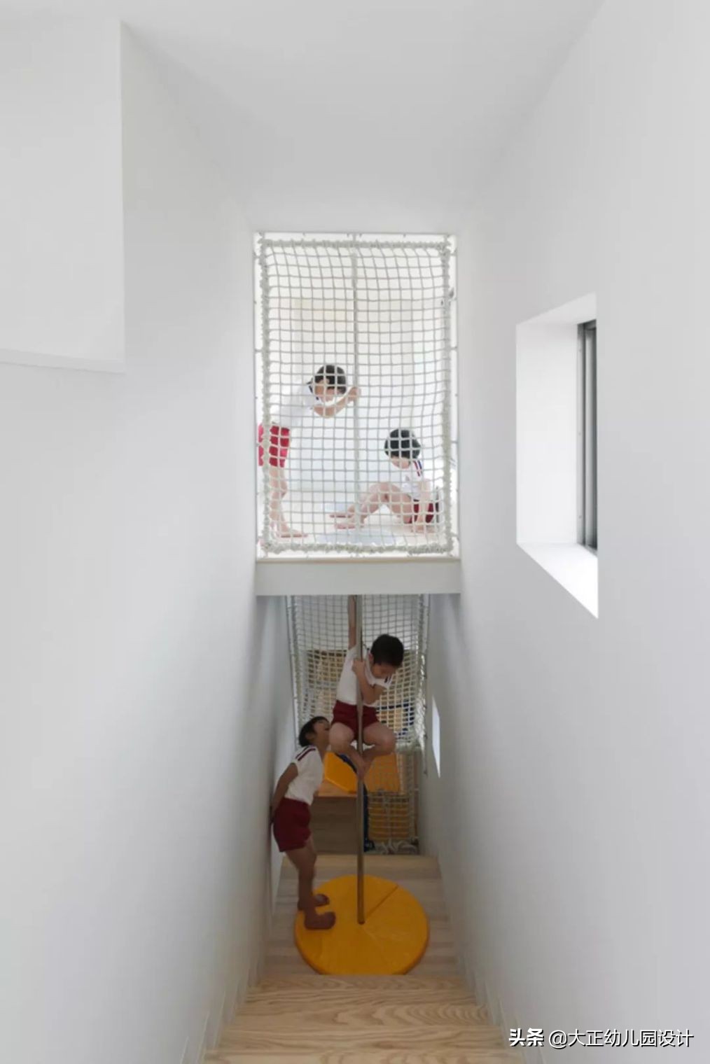 这所面朝大海的幼儿园，没有玩具，但幼儿园本身就是最好玩具